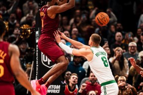 凯尔特人NBA战胜迈阿密热火杰伦布朗突破建功的简单介绍