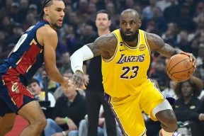 洛杉矶湖人NBA战胜金州勇士詹姆斯末节连得