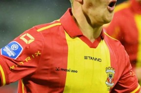 包含费耶诺德客场告捷，荷甲排名持续攀升的词条