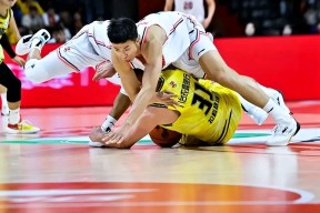 攻守两端发力，球队全面压制对手(攻守两端发力,球队全面压制对手是谁)