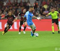 AC米兰意甲击败维罗纳吉鲁头球建功(米兰32逆转维罗纳 四连胜登顶意甲)