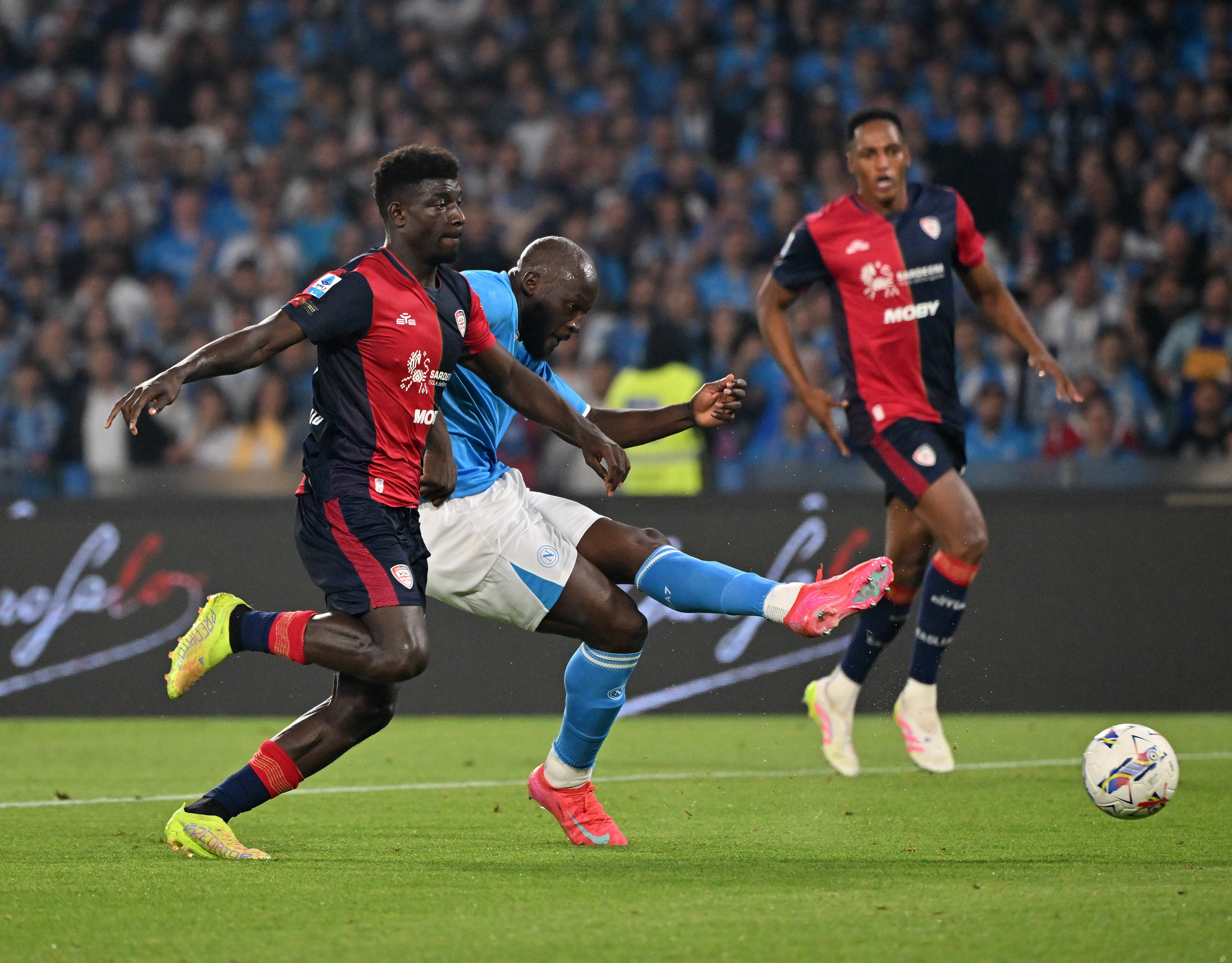 那不勒斯意甲击败拉齐奥奥斯梅恩头球建功的简单介绍