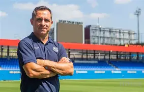 包含巴萨主教练执教千场，成就辉煌赛事生涯的词条