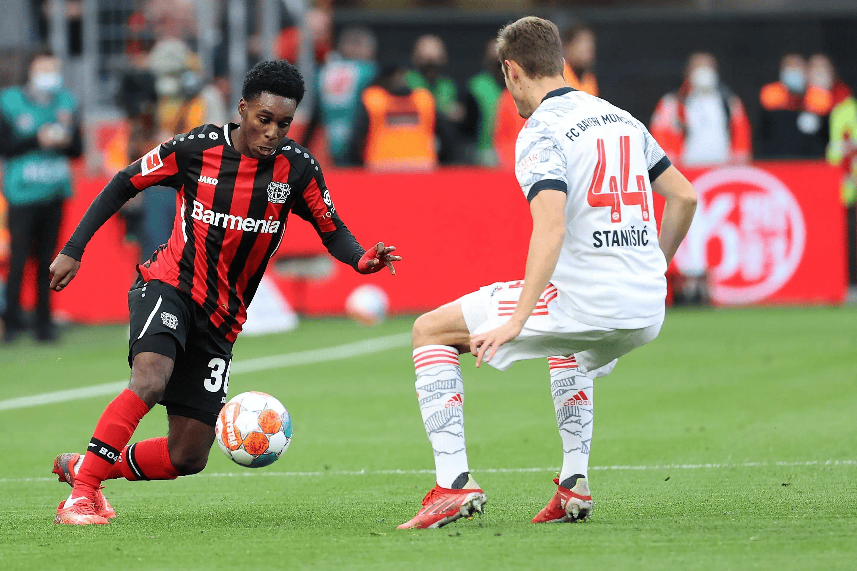 多特蒙德德甲击败霍芬海姆阿德耶米反击破门(击退拜仁领跑德甲 曾被买垮的多特蒙德重整旗鼓)